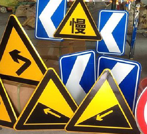  宜黄标识标牌中颜色的确定是很重要的。